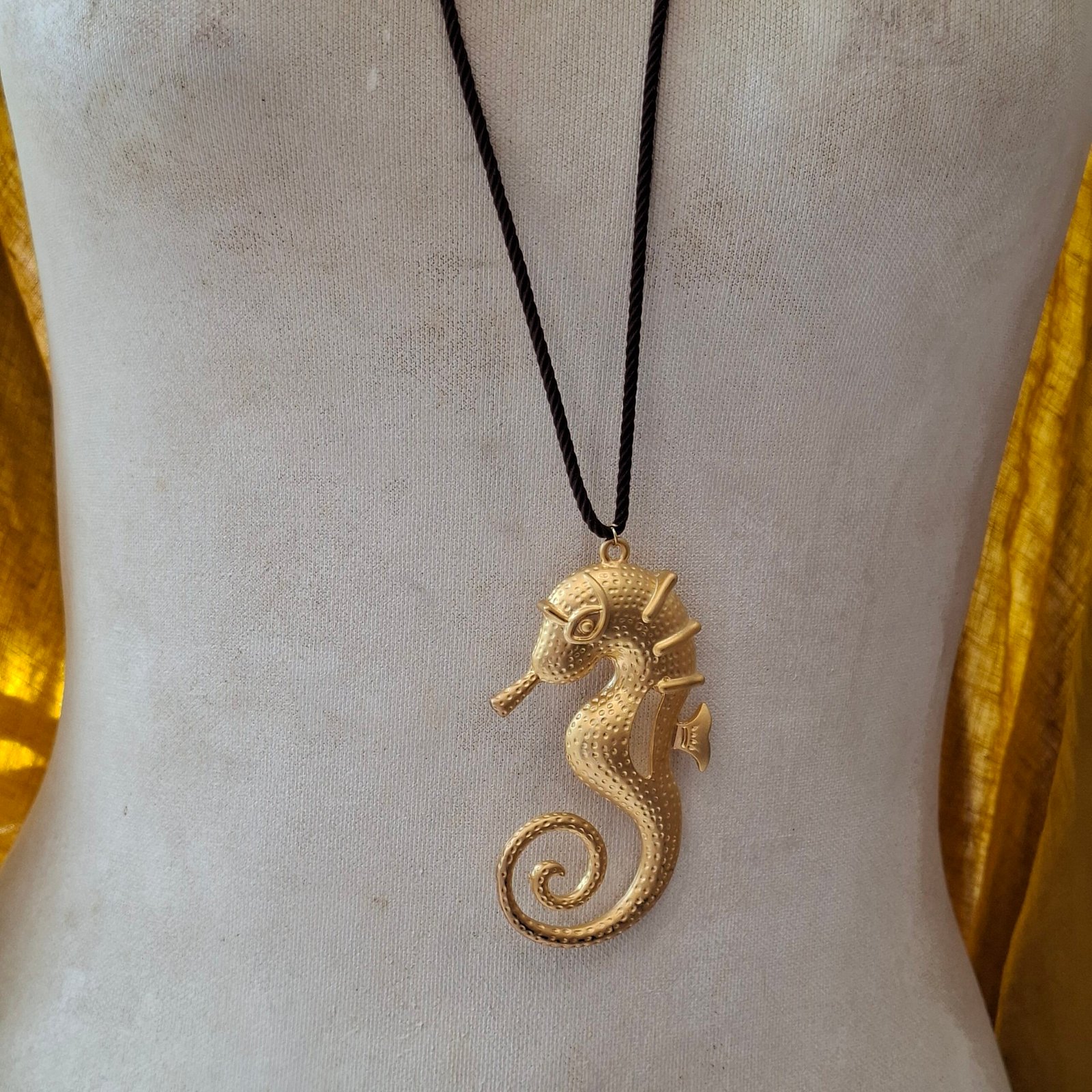 Colar com pendente cavalo-marinho
