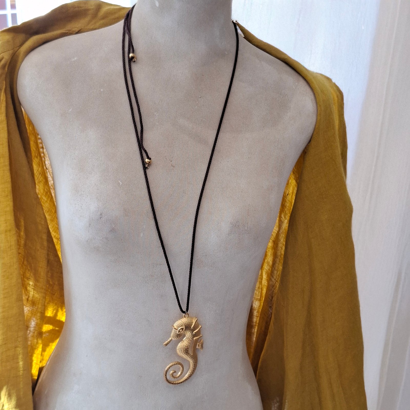 Colar com pendente cavalo-marinho