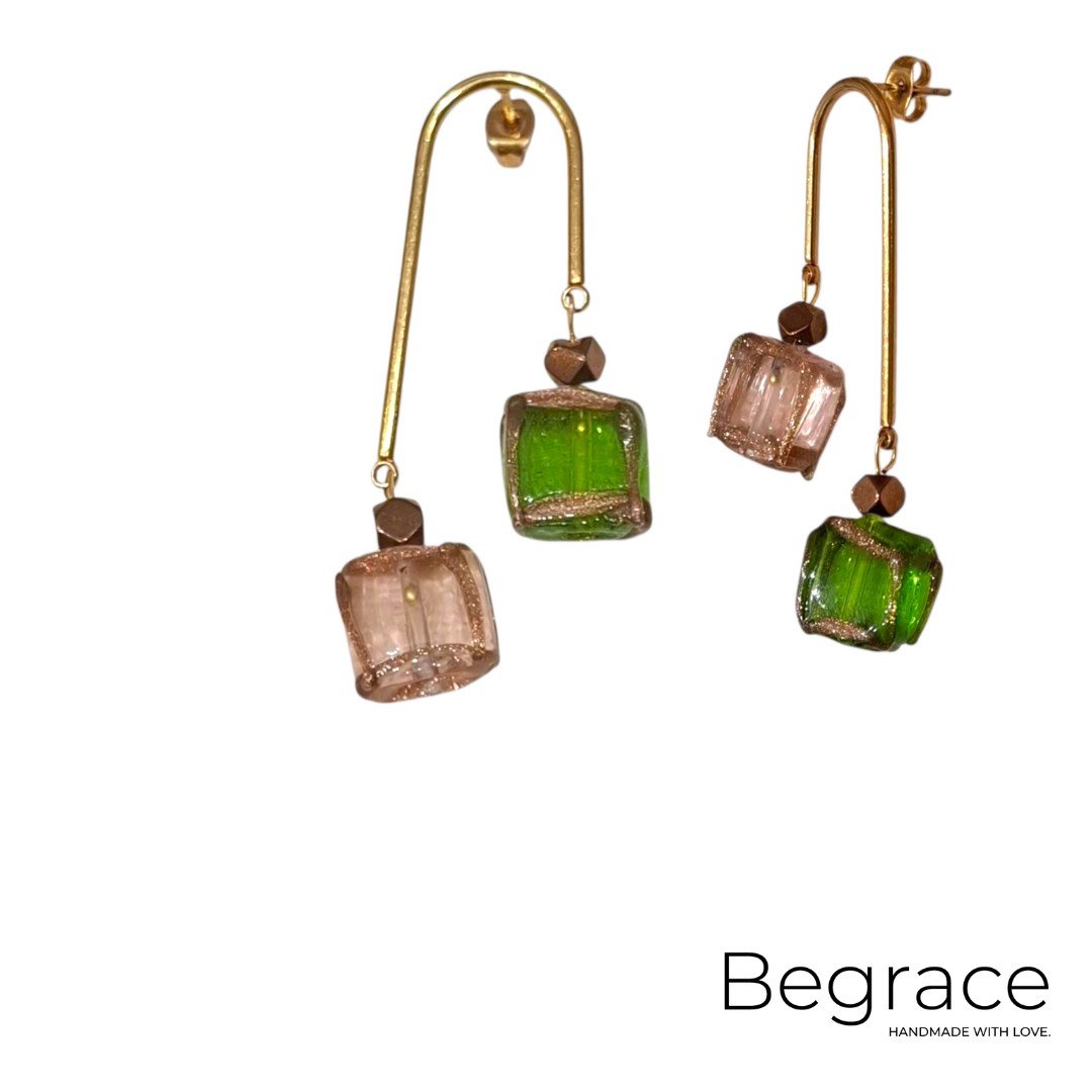 Brincos dourados com vidro boleado