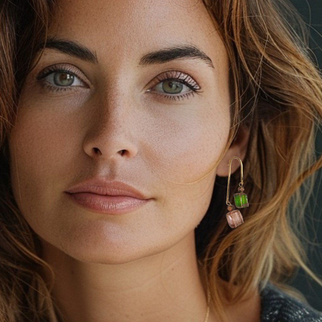 Brincos dourados com vidro boleado